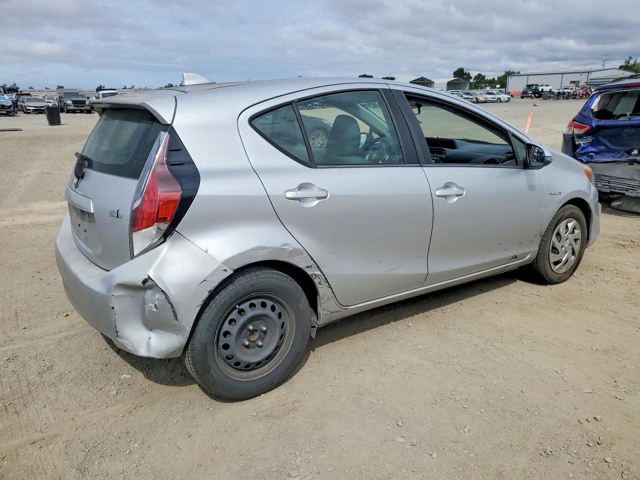 2015 TOYOTA PRIUS C TWO photo 7