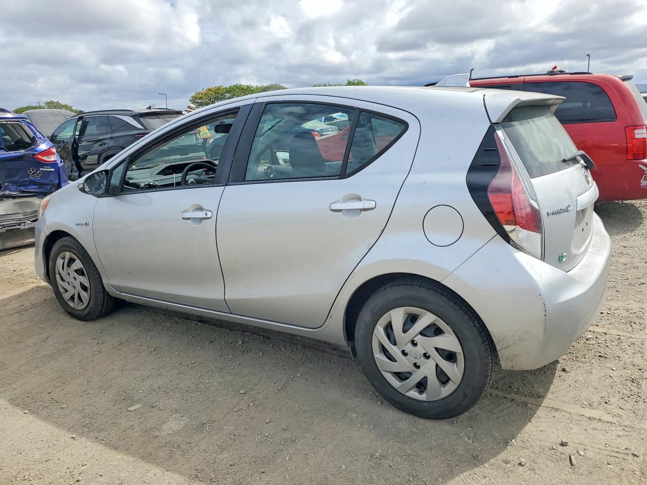 2015 TOYOTA PRIUS C TWO photo 4