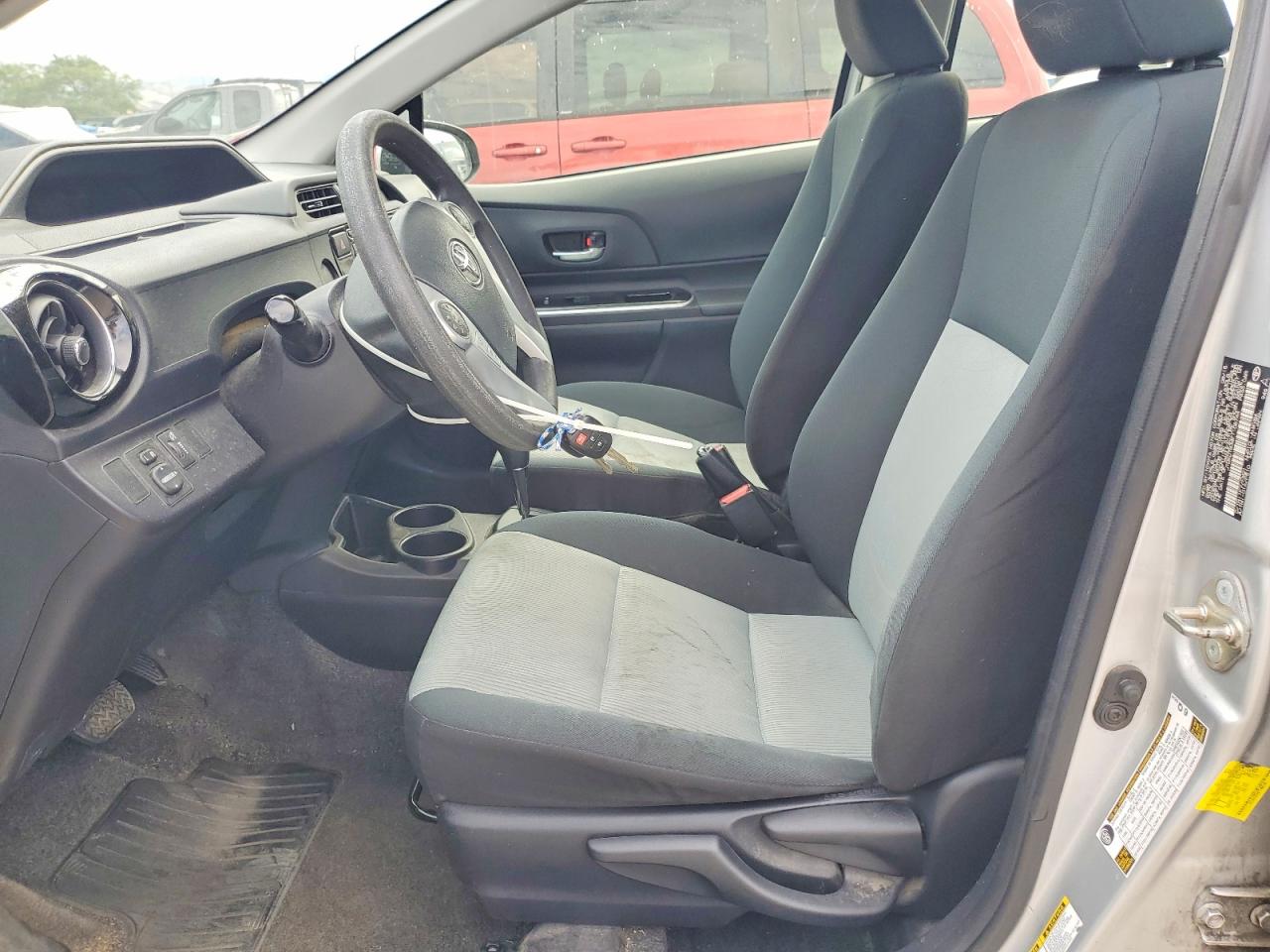 2015 TOYOTA PRIUS C TWO photo 19