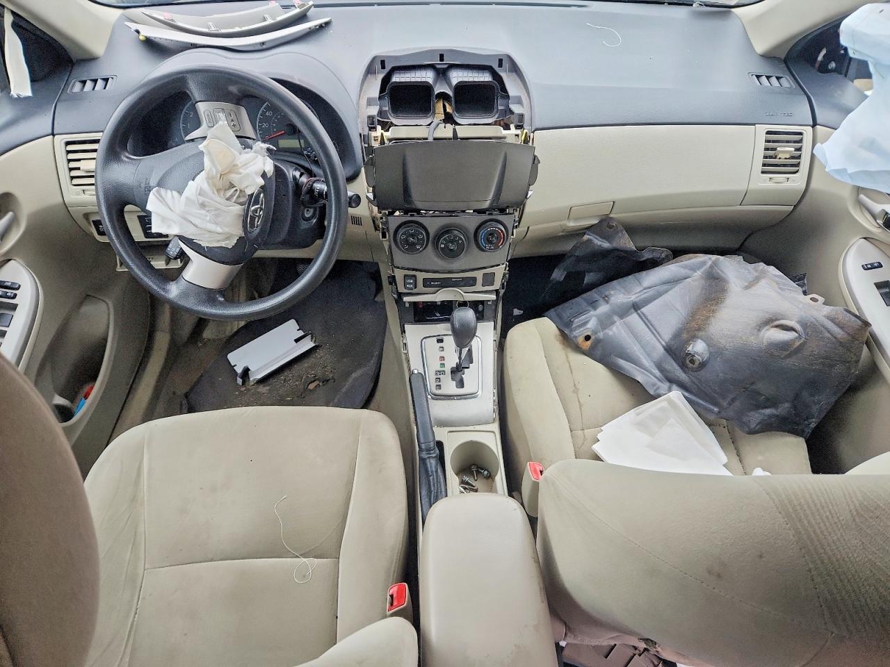 2013 TOYOTA COROLLA LE photo 22