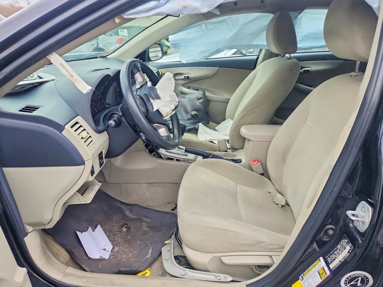 2013 TOYOTA COROLLA LE photo 19
