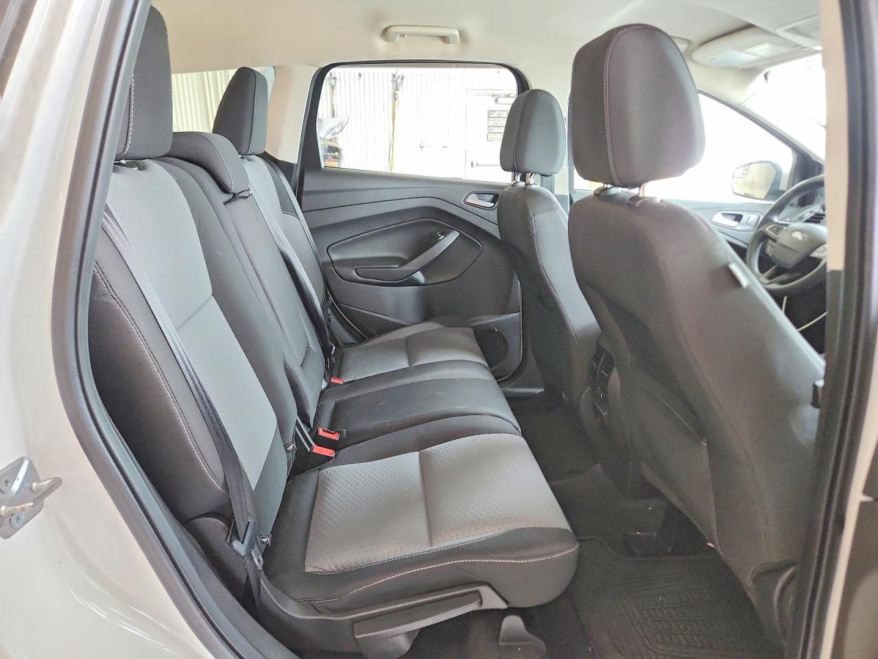 2017 FORD ESCAPE SE photo 31