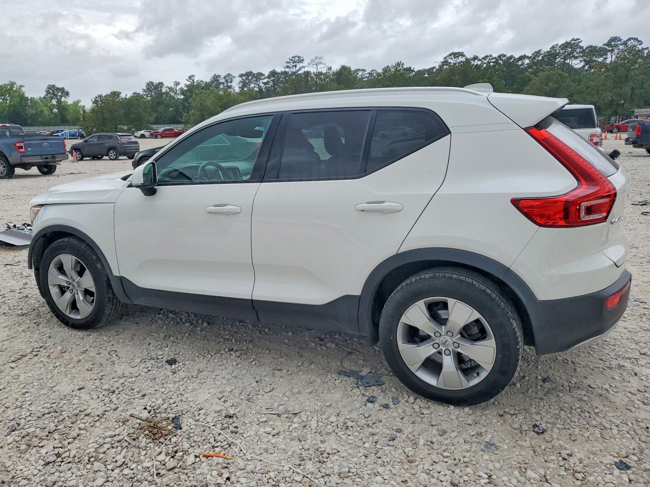 2019 VOLVO XC40 T5 MOMENTUM photo 3