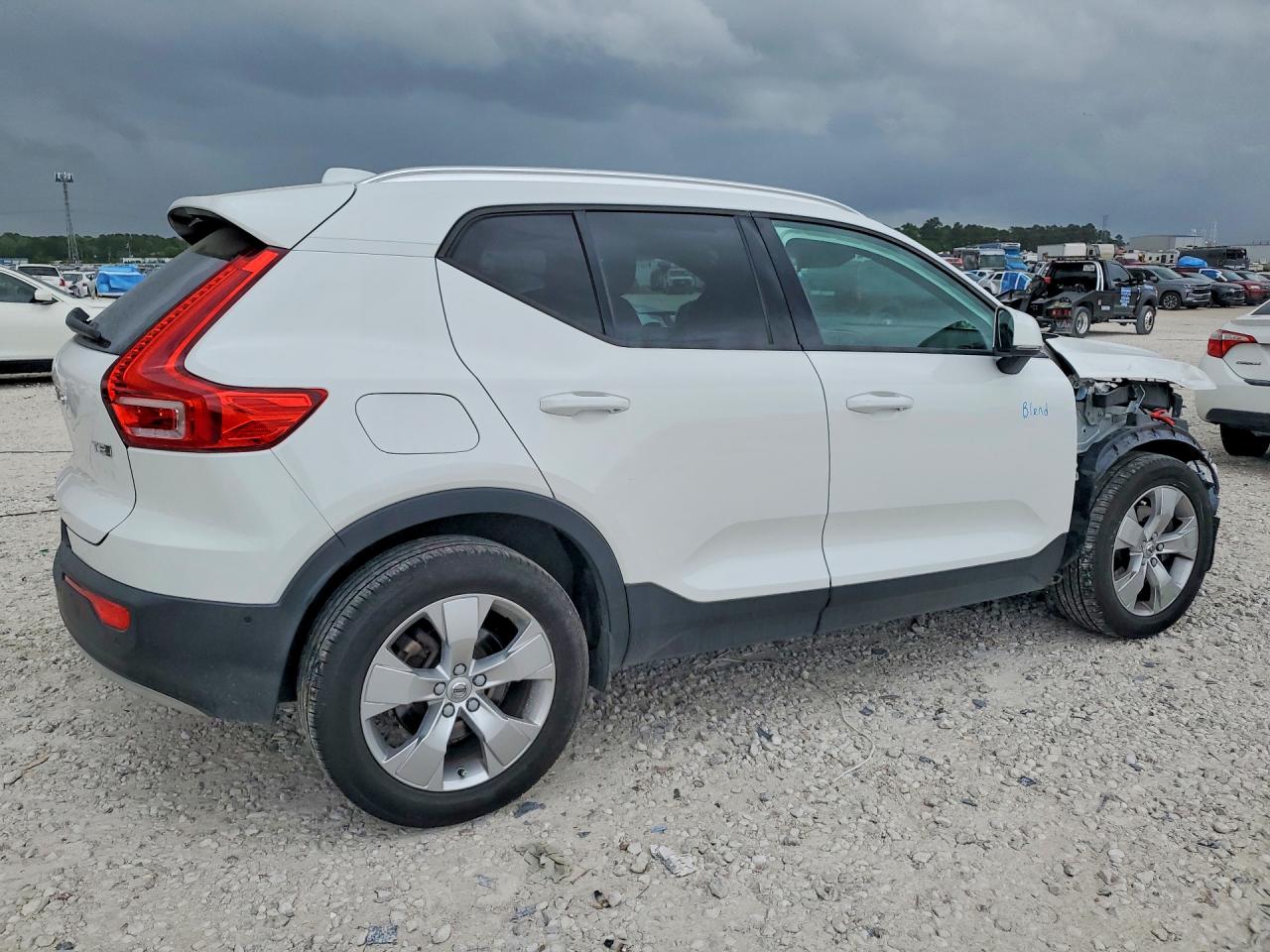 2019 VOLVO XC40 T5 MOMENTUM photo 5