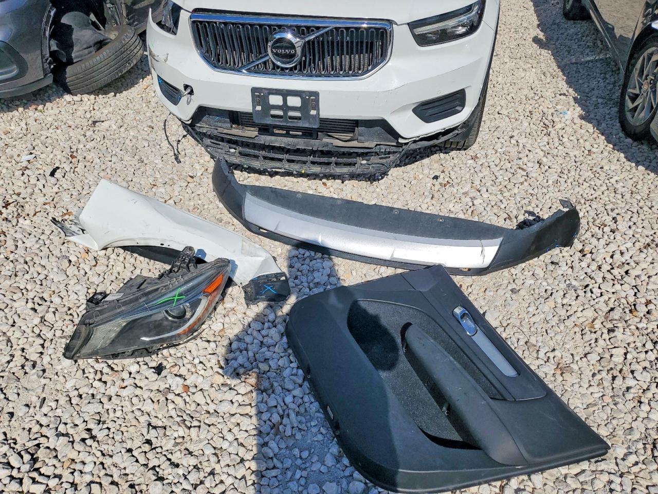 2019 VOLVO XC40 T5 MOMENTUM photo 25