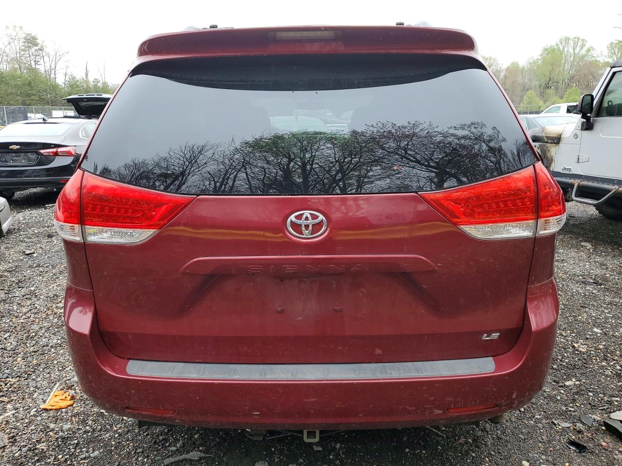 2014 TOYOTA SIENNA LE 8-PASSENGER photo 11