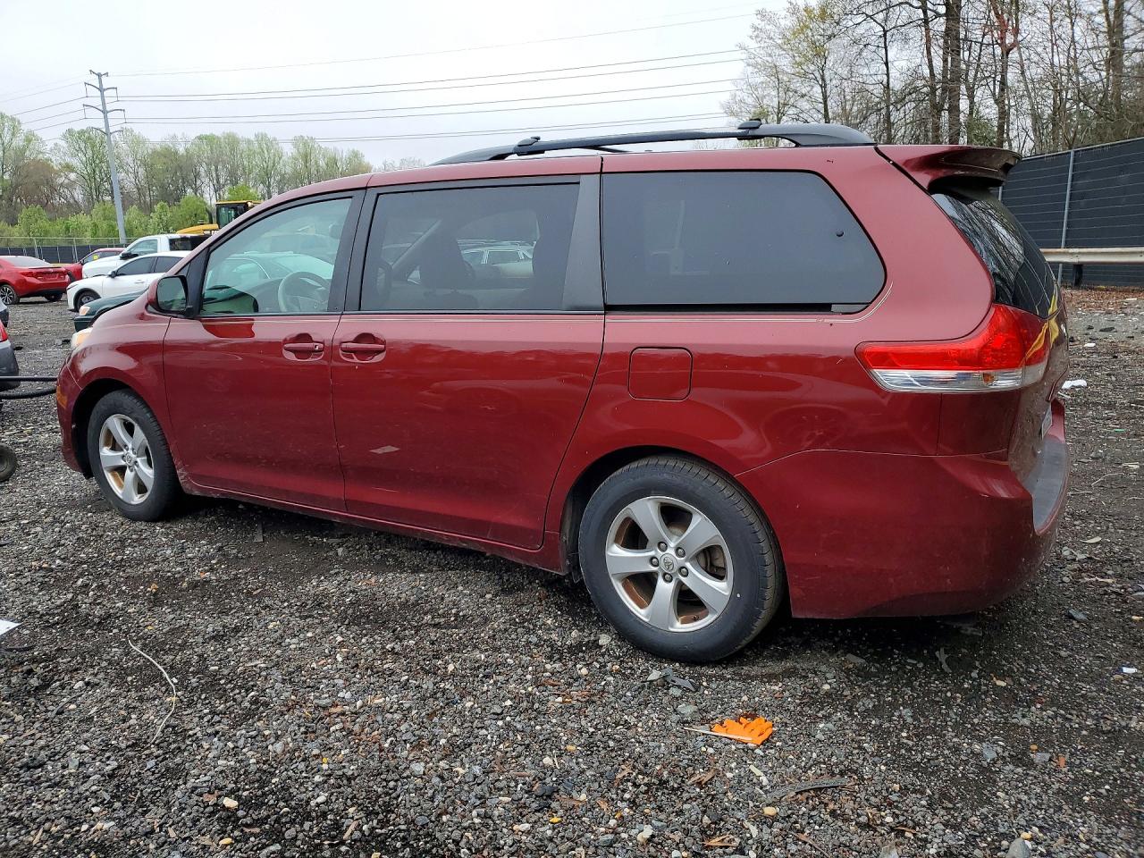 2014 TOYOTA SIENNA LE 8-PASSENGER photo 3