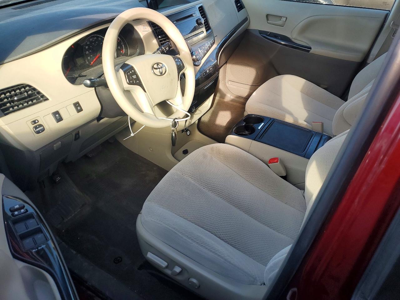 2014 TOYOTA SIENNA LE 8-PASSENGER photo 13
