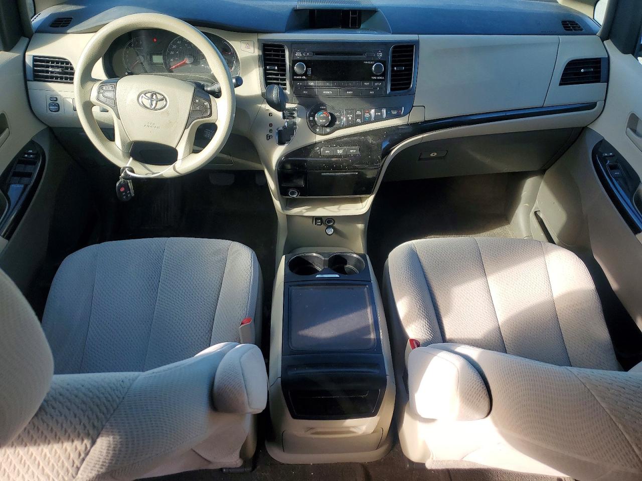 2014 TOYOTA SIENNA LE 8-PASSENGER photo 15
