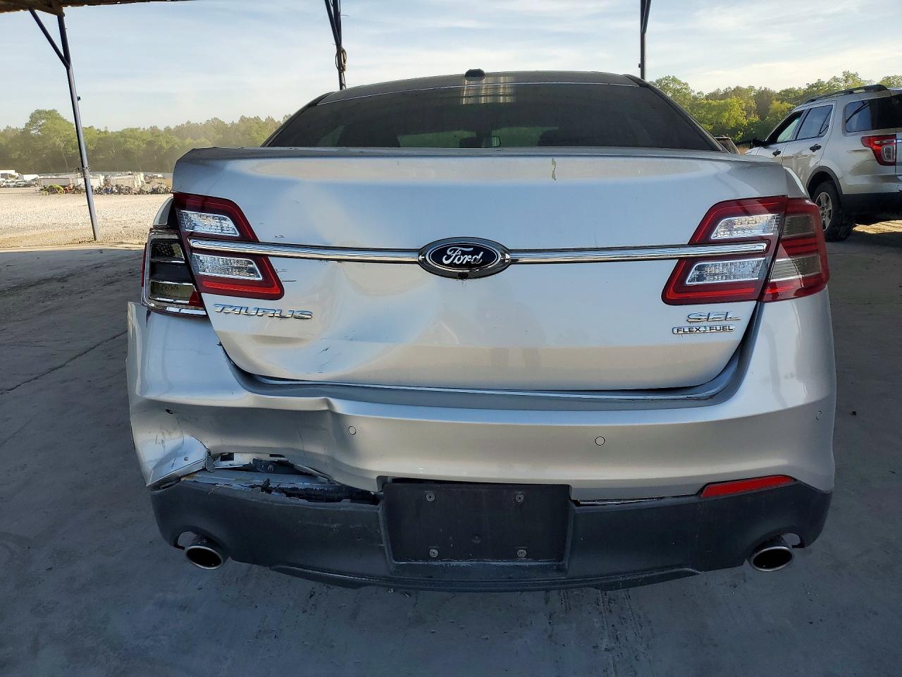 2015 FORD TAURUS SEL photo 16