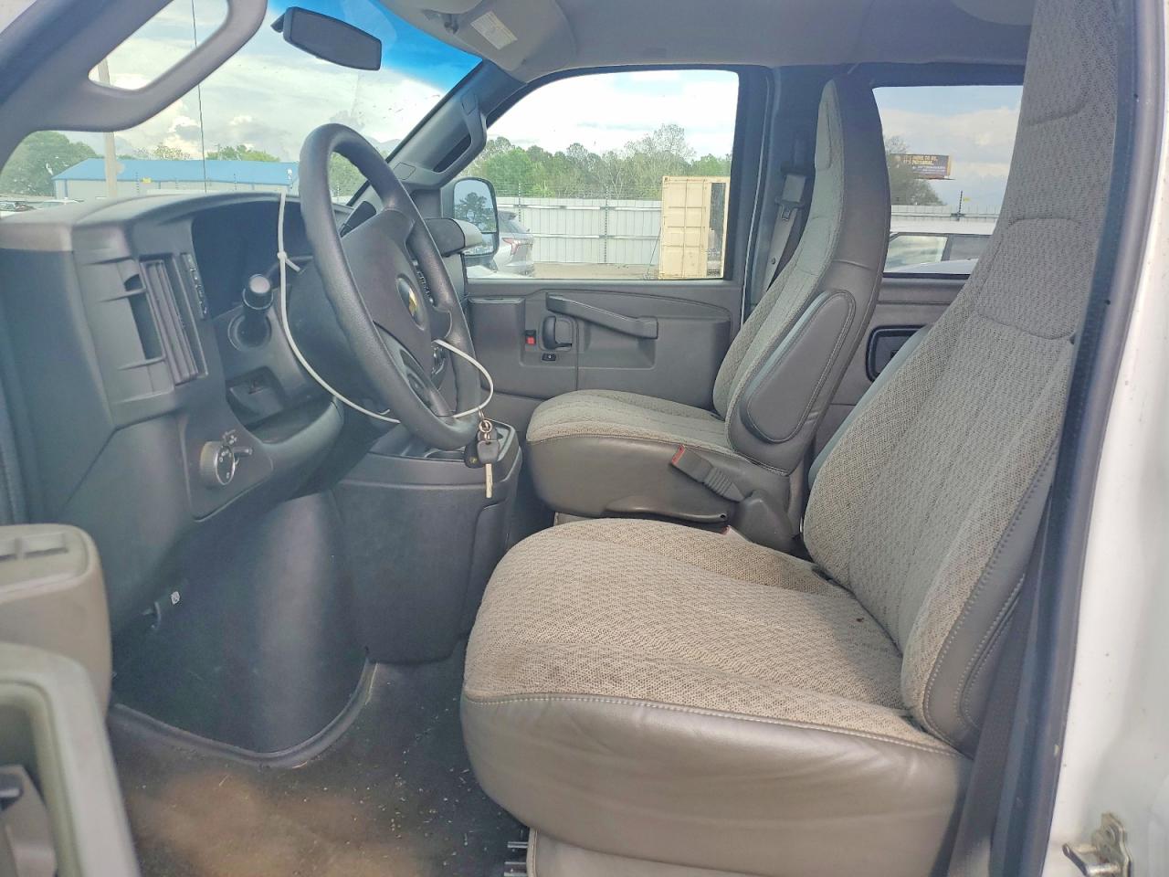 2017 CHEVROLET EXPRESS G3500 LT photo 13