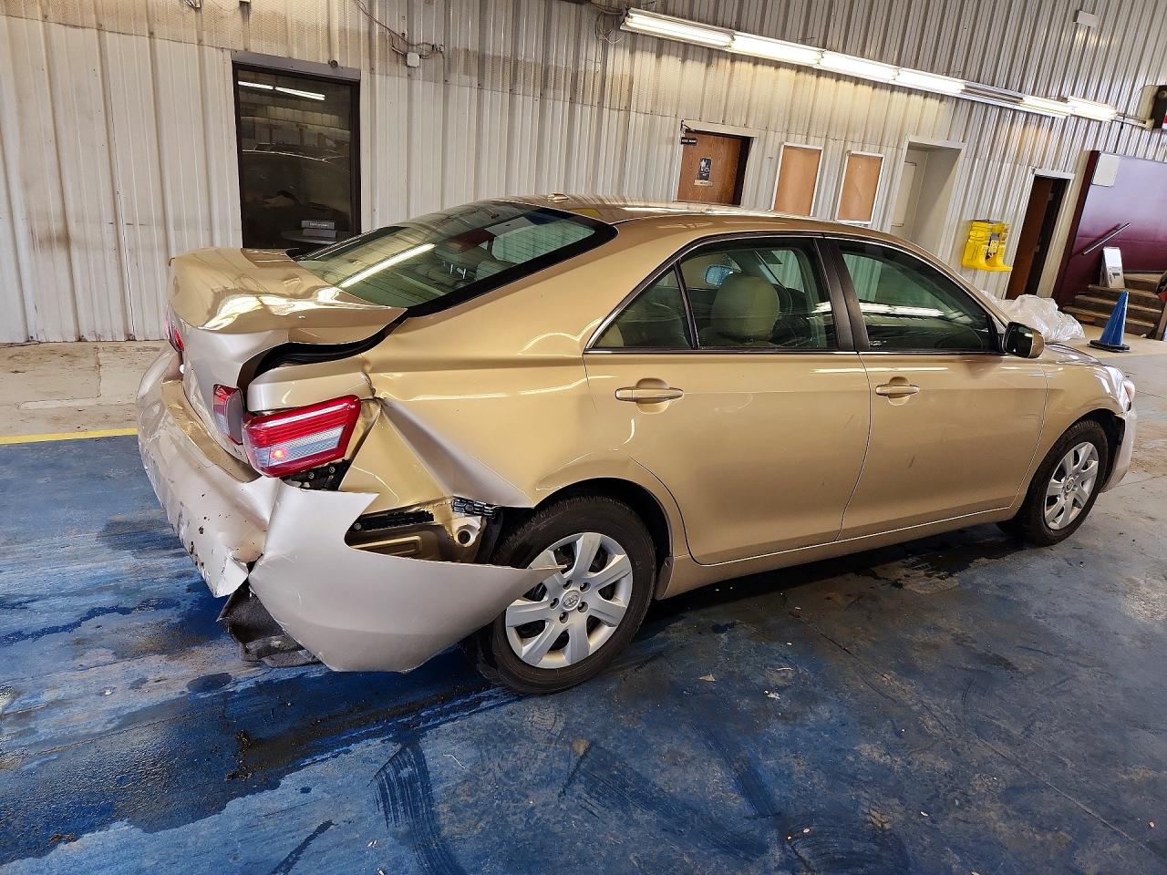 2011 TOYOTA CAMRY LE photo 5