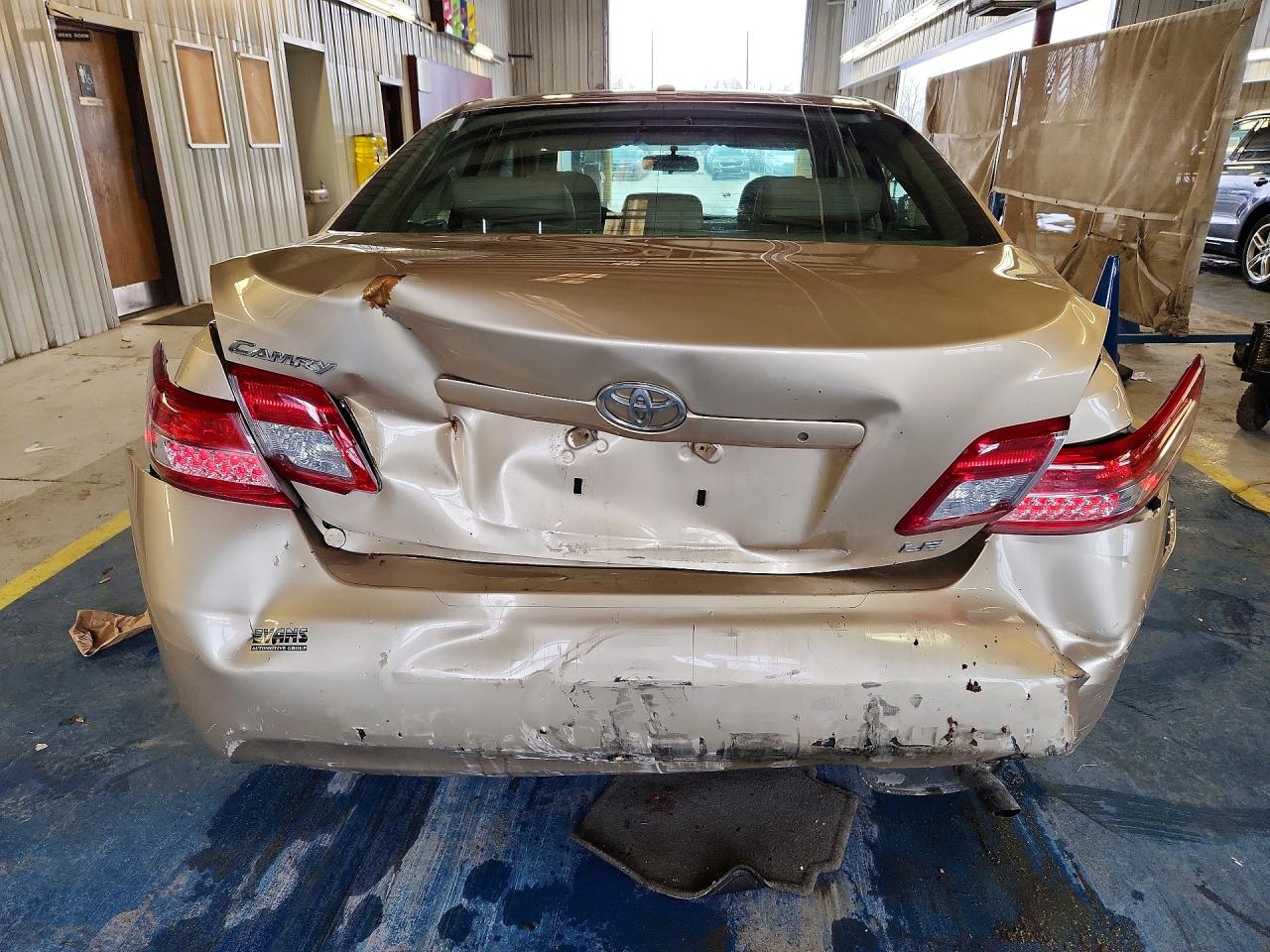 2011 TOYOTA CAMRY LE photo 11