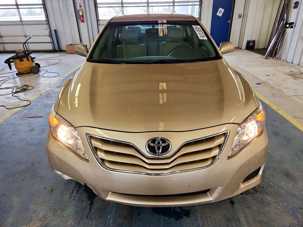 2011 TOYOTA CAMRY LE photo 9