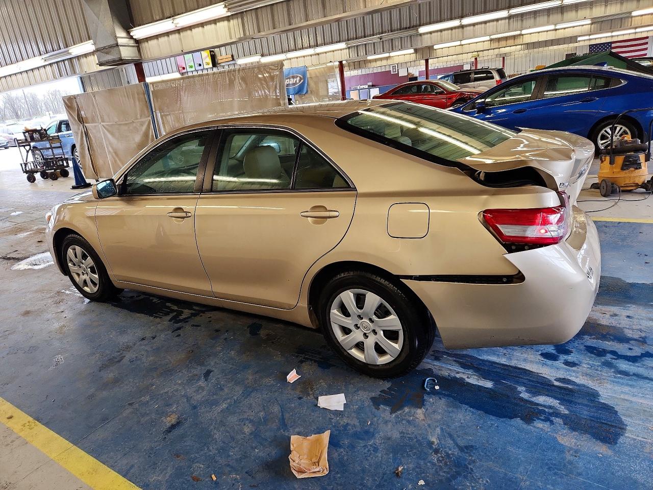2011 TOYOTA CAMRY LE photo 3