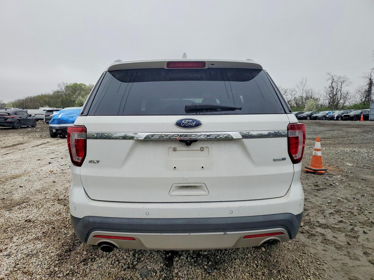 2017 FORD EXPLORER XLT photo 6