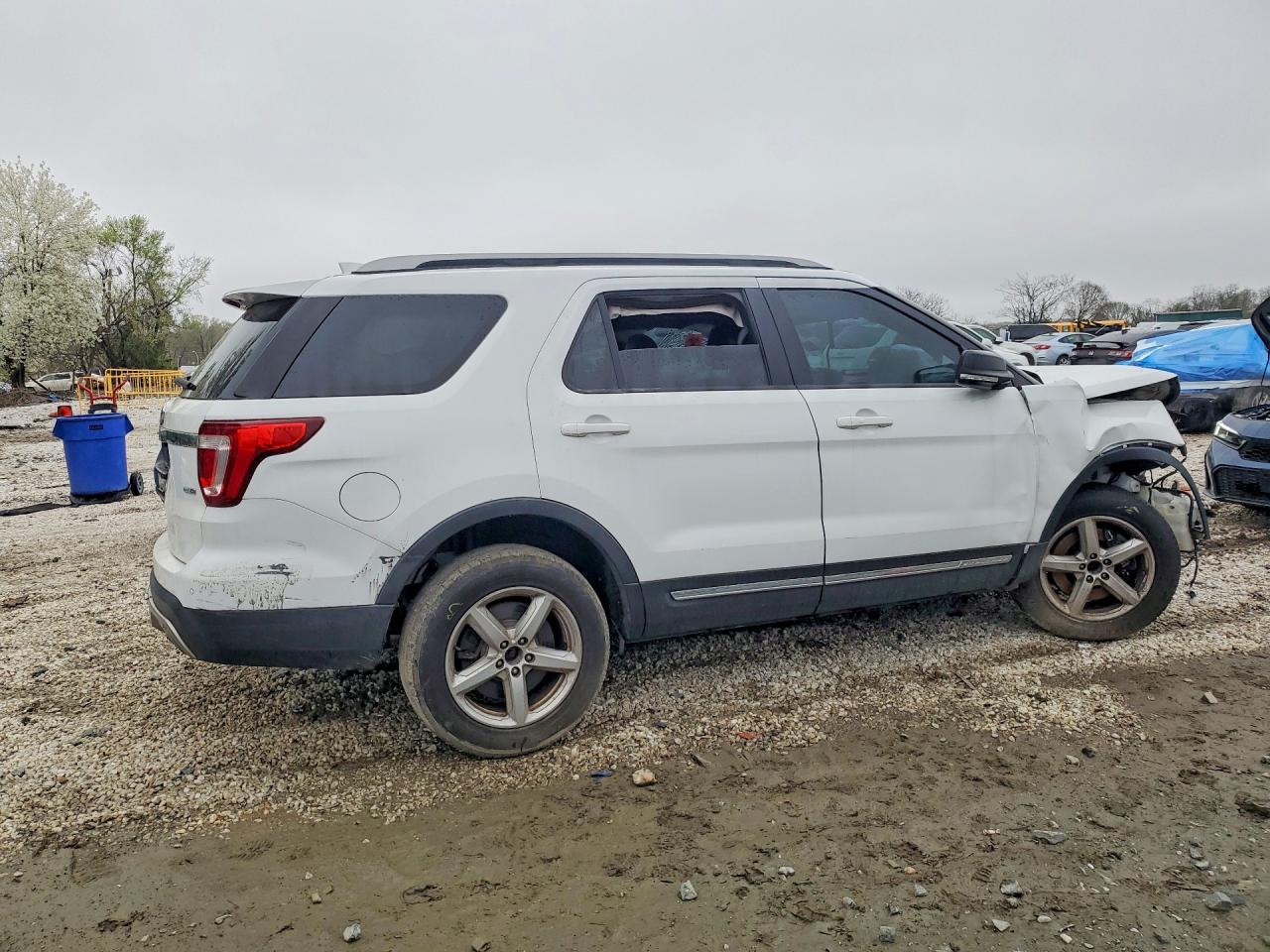 2017 FORD EXPLORER XLT photo 3