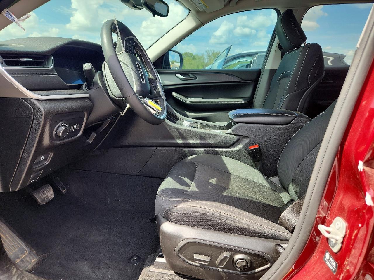 2023 JEEP GRAND CHEROKEE LAREDO photo 19
