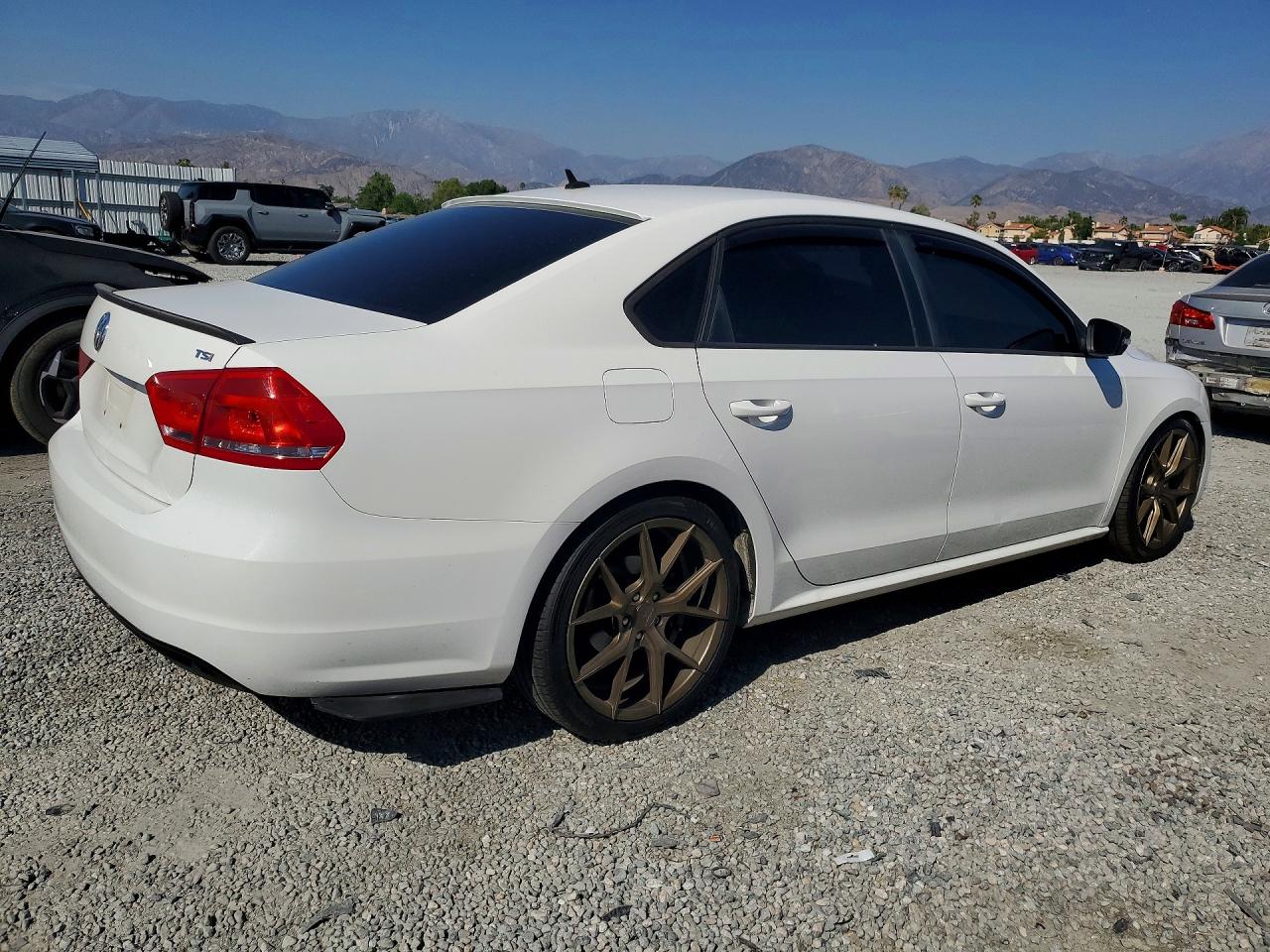2014 VOLKSWAGEN PASSAT S photo 5