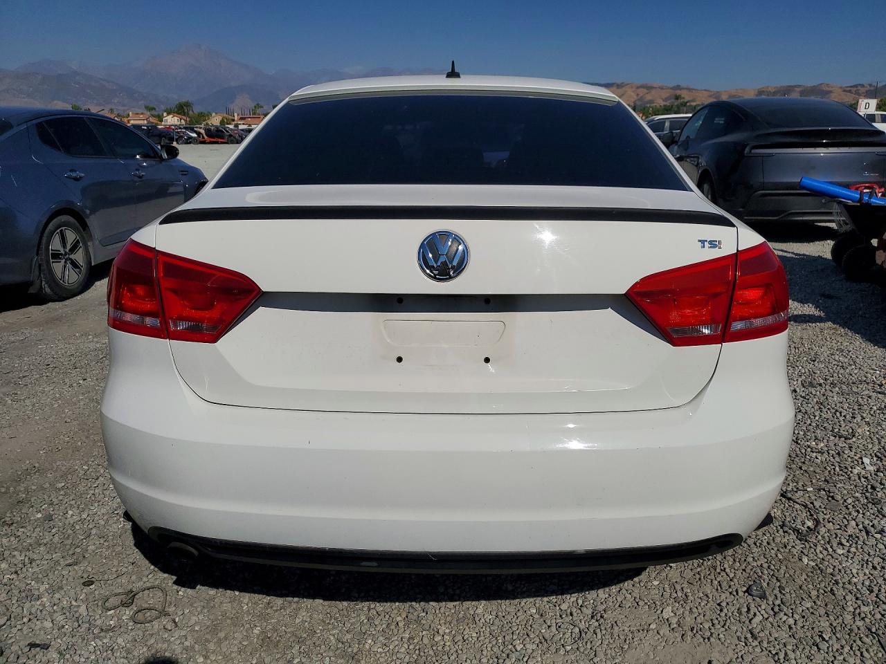 2014 VOLKSWAGEN PASSAT S photo 11
