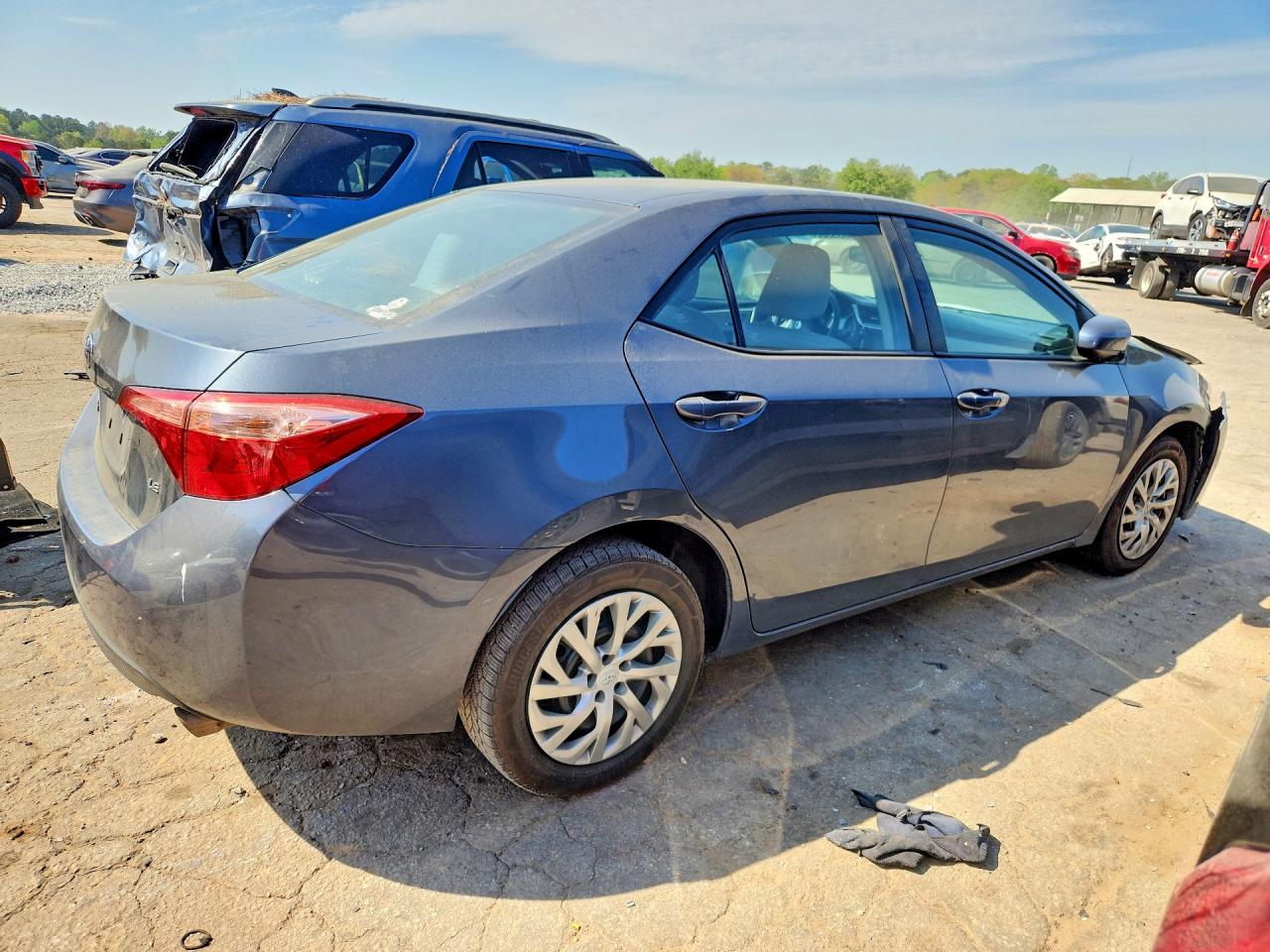 2018 TOYOTA COROLLA LE photo 3