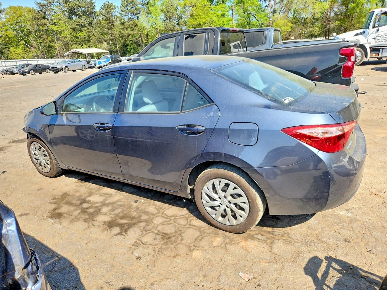 2018 TOYOTA COROLLA LE photo 2