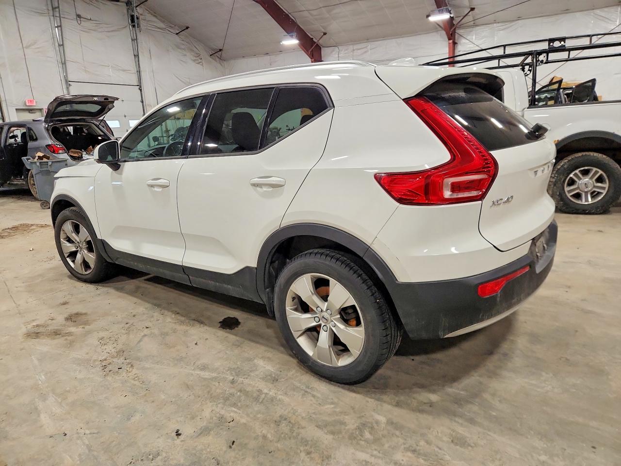 2020 VOLVO XC40 T5 MOMENTUM photo 4
