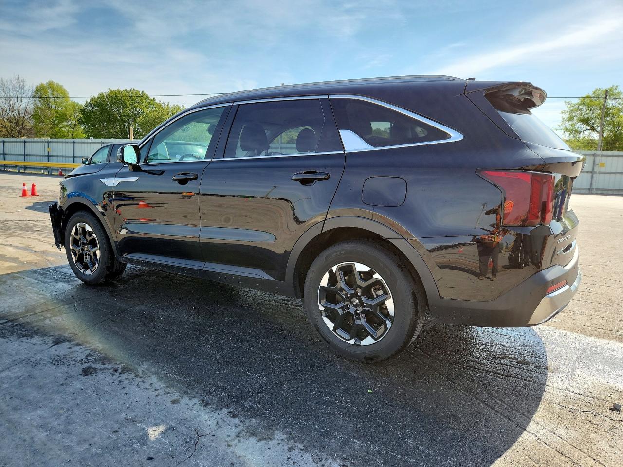2024 KIA SORENTO S photo 3