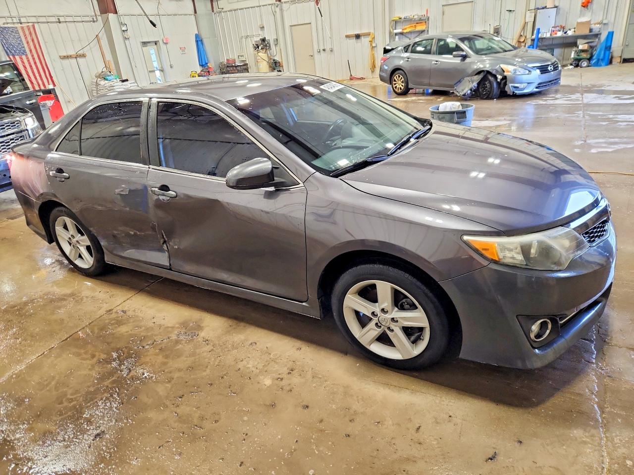 2013 TOYOTA CAMRY SE photo 4