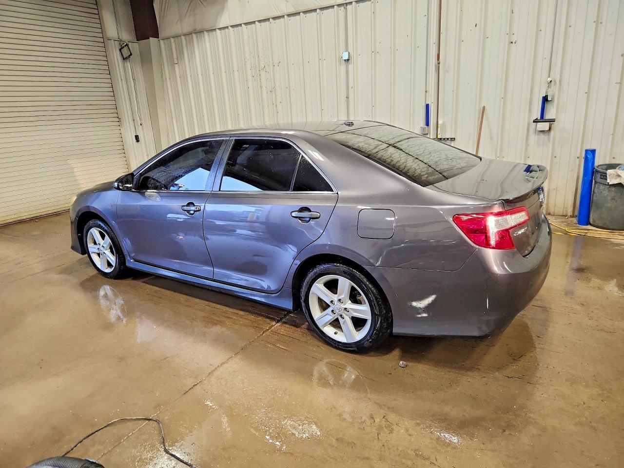 2013 TOYOTA CAMRY SE photo 2