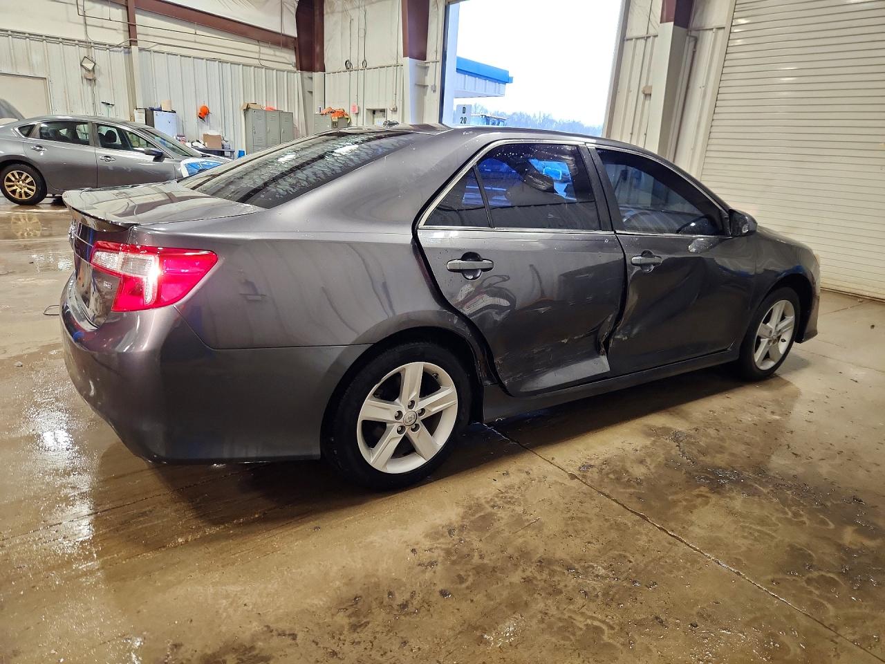 2013 TOYOTA CAMRY SE photo 3