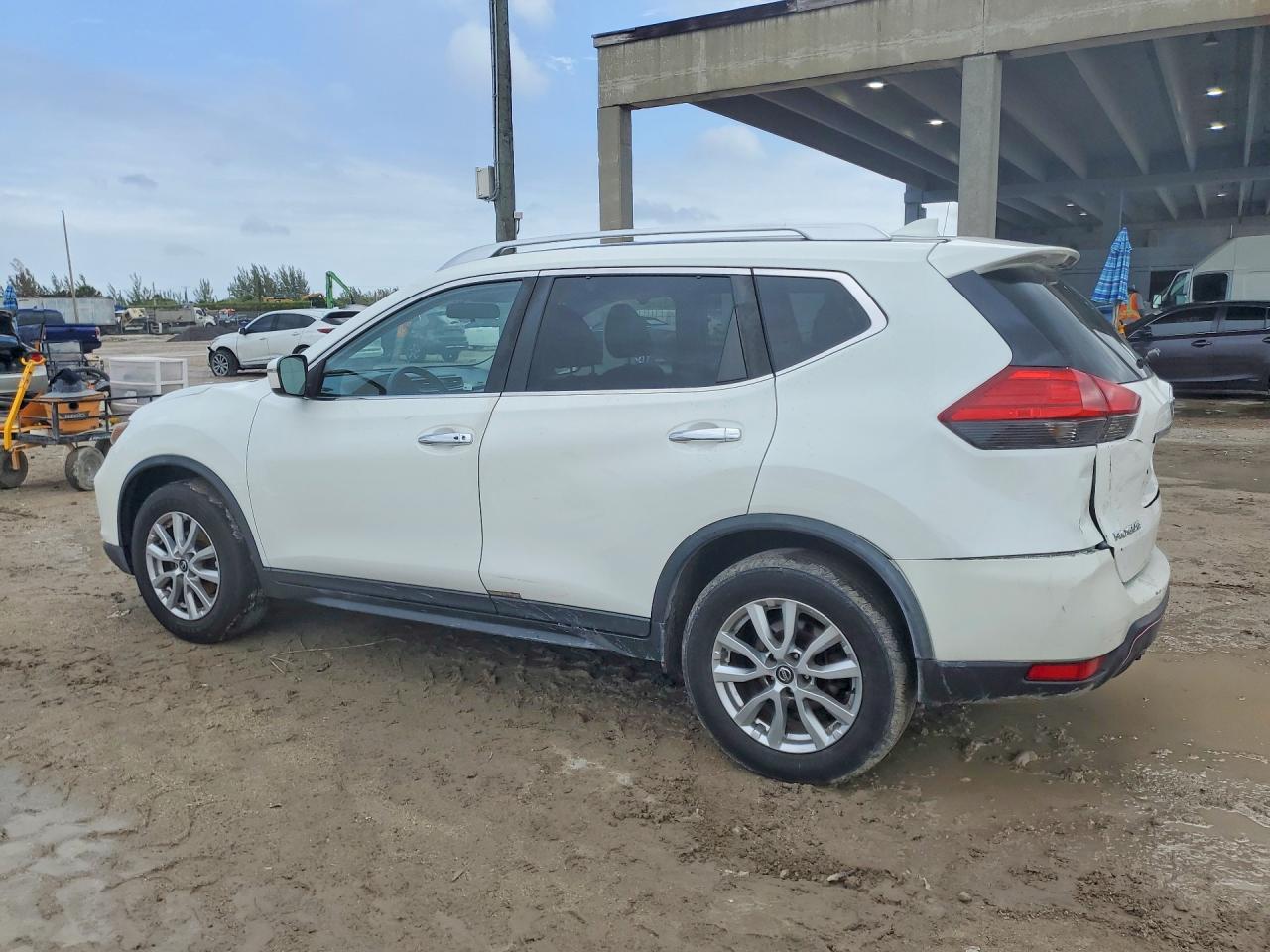 2017 NISSAN ROGUE SV photo 2