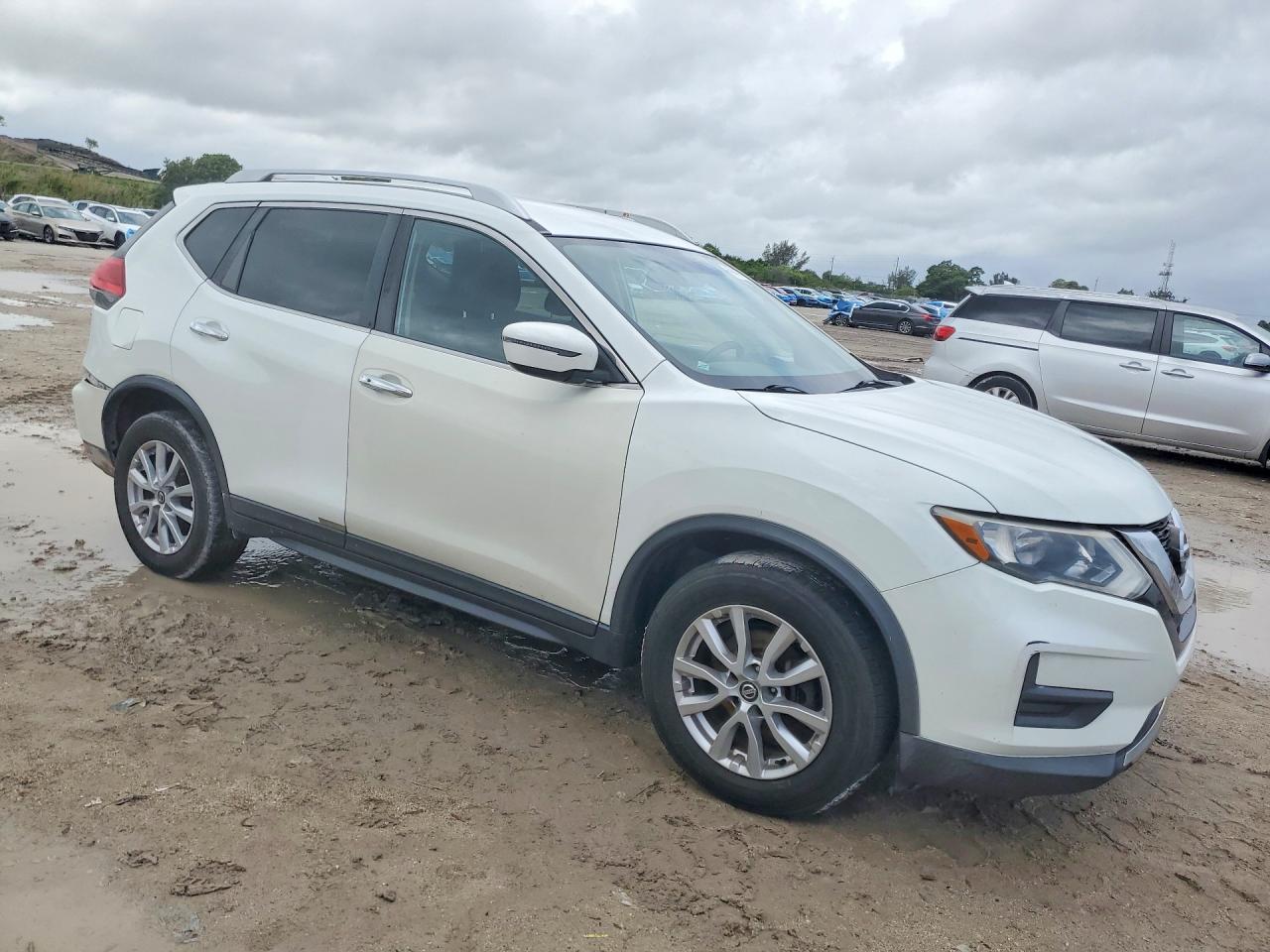 2017 NISSAN ROGUE SV photo 4