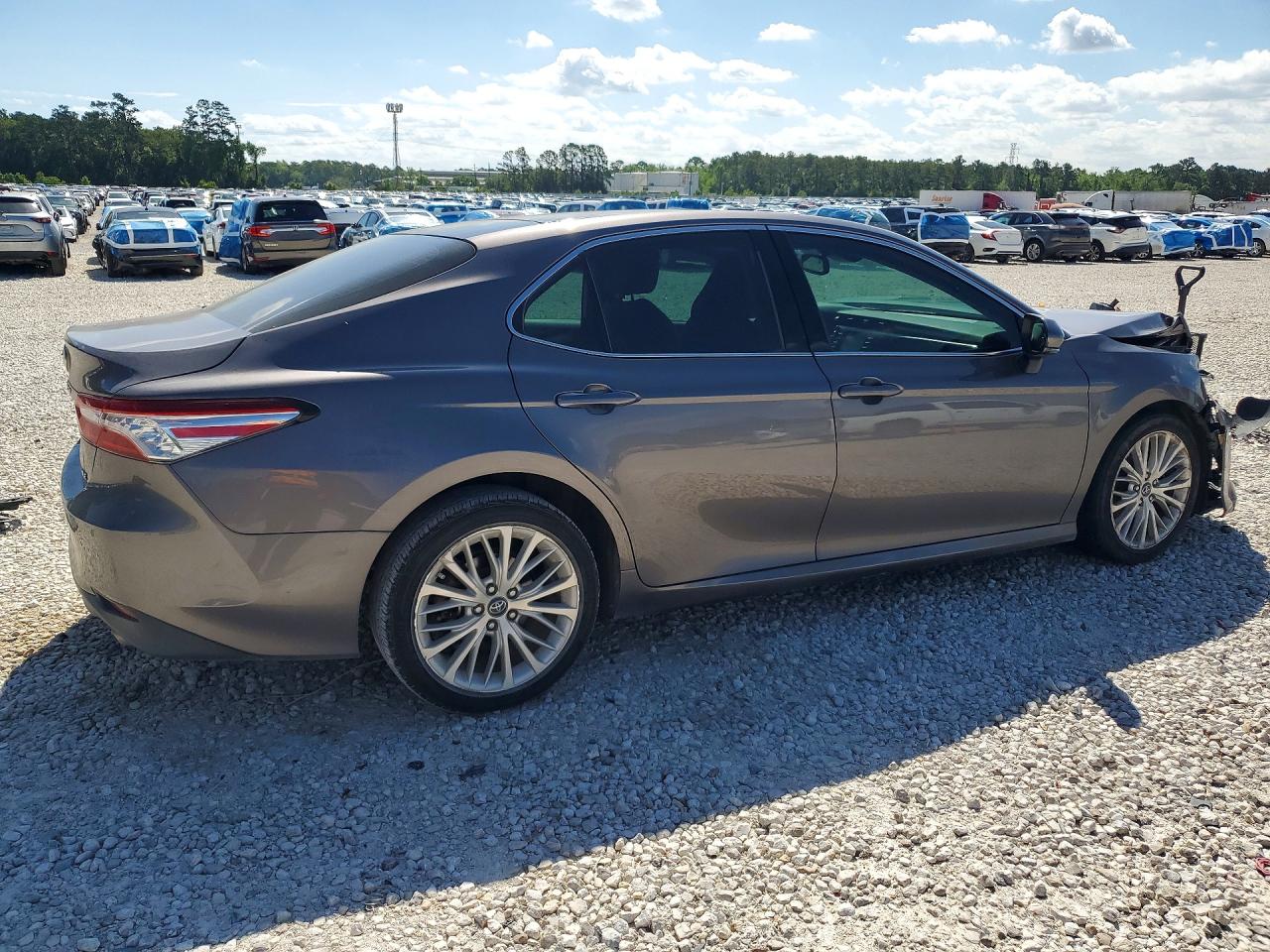 2018 TOYOTA CAMRY XLE photo 7