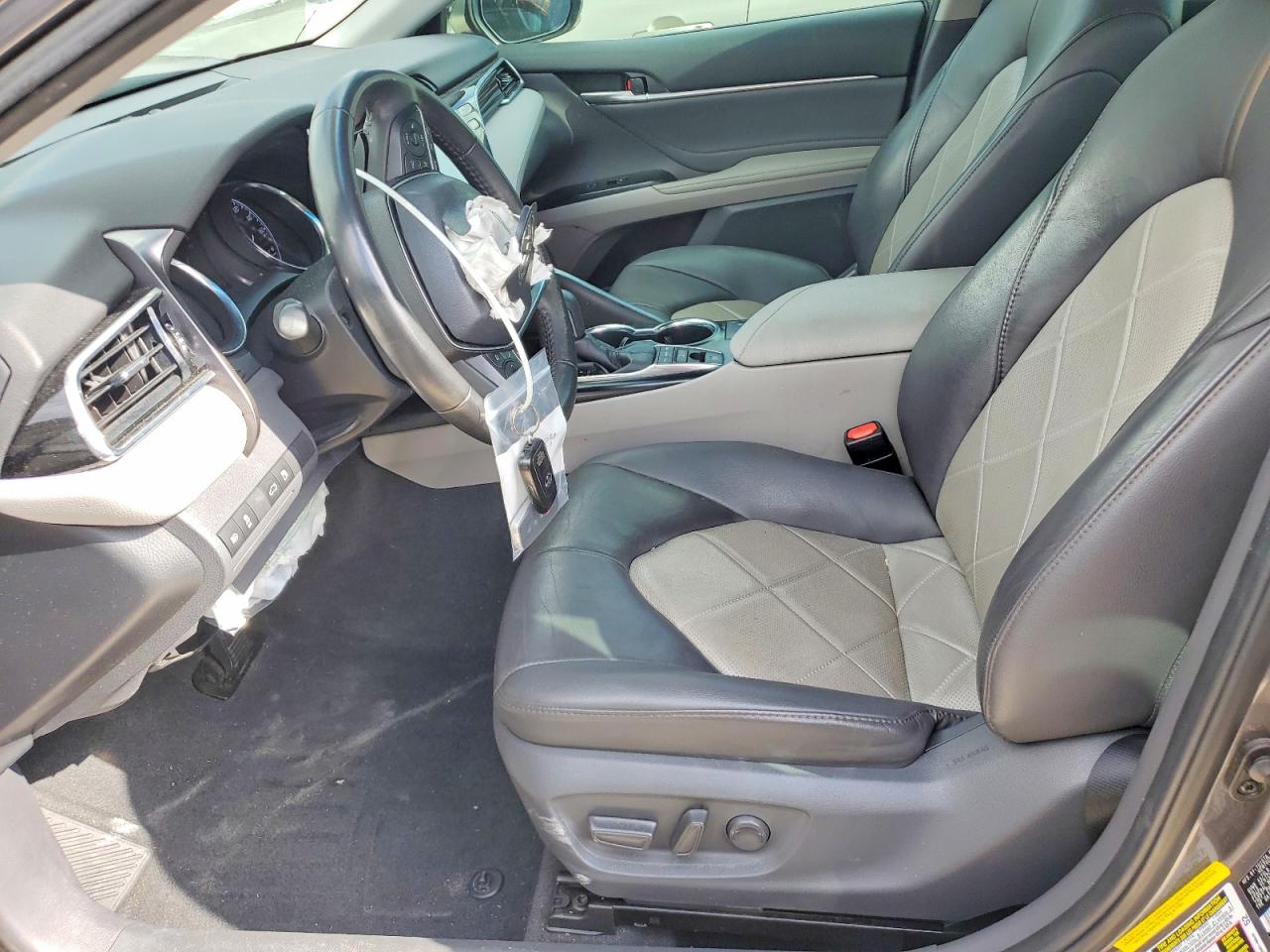 2018 TOYOTA CAMRY XLE photo 19