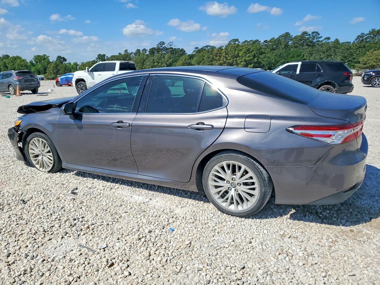 2018 TOYOTA CAMRY XLE photo 4