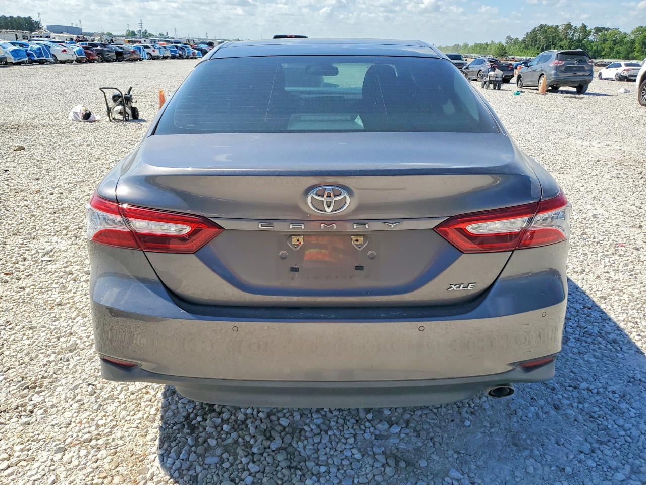 2018 TOYOTA CAMRY XLE photo 16