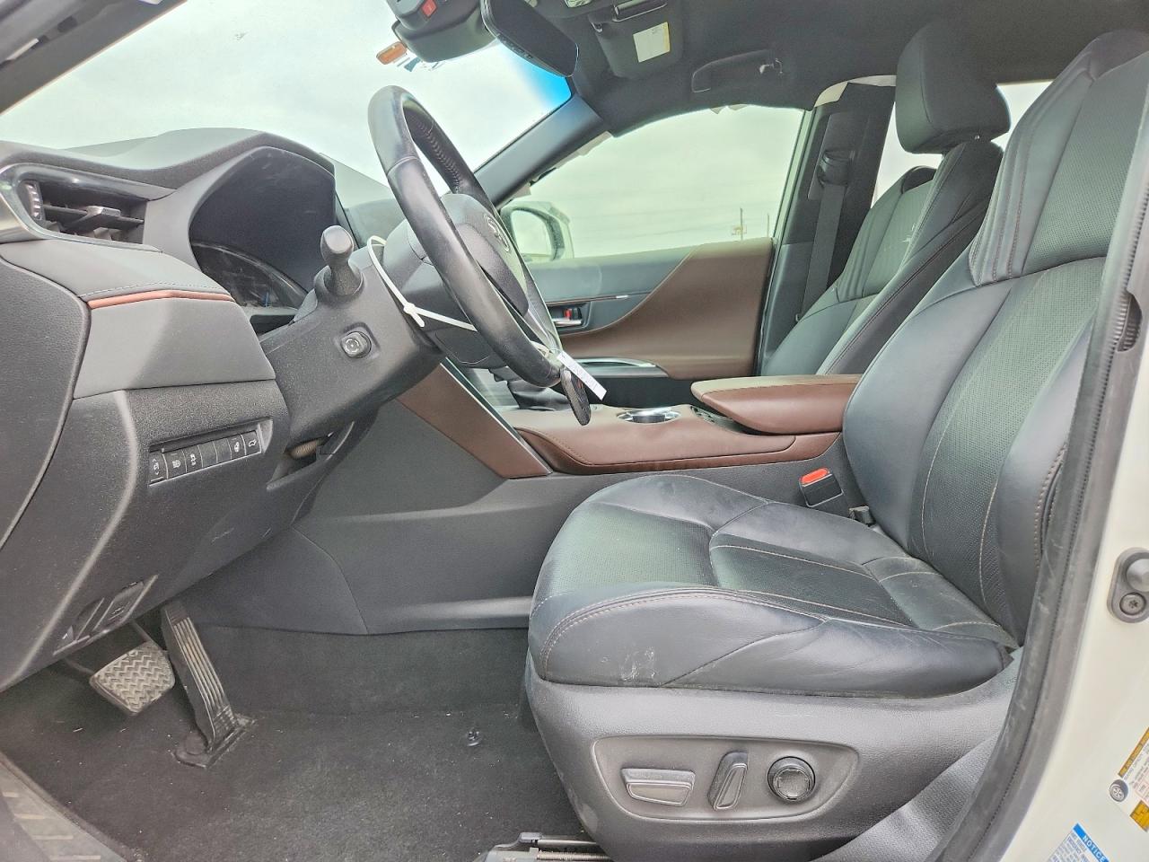 2021 TOYOTA VENZA XLE photo 13