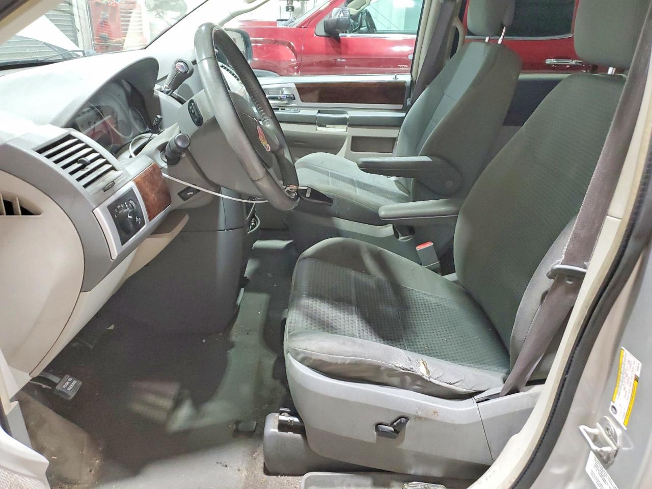 2010 CHRYSLER TOWN & COUNTRY TOURING photo 19
