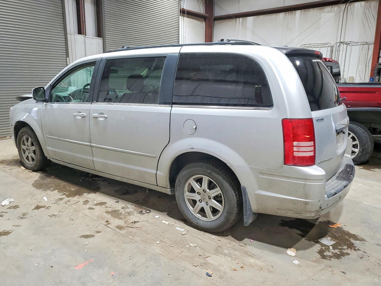 2010 CHRYSLER TOWN & COUNTRY TOURING photo 4