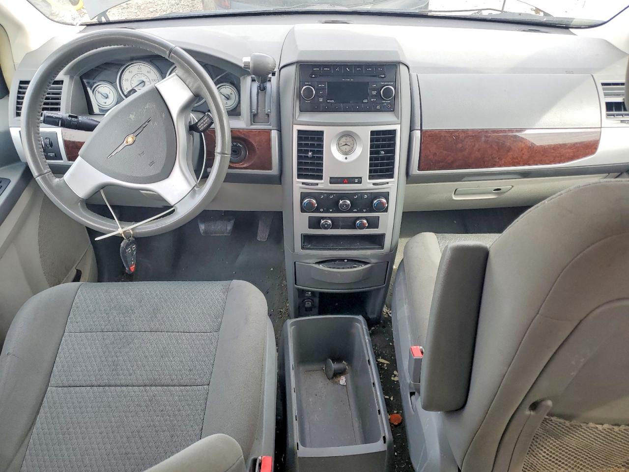 2010 CHRYSLER TOWN & COUNTRY TOURING photo 8