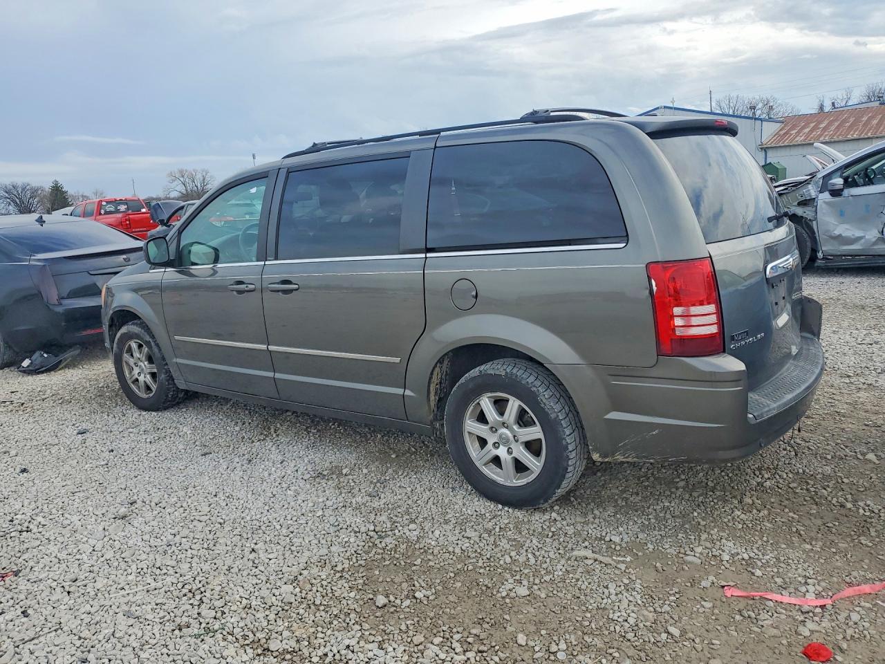2010 CHRYSLER TOWN & COUNTRY TOURING photo 2