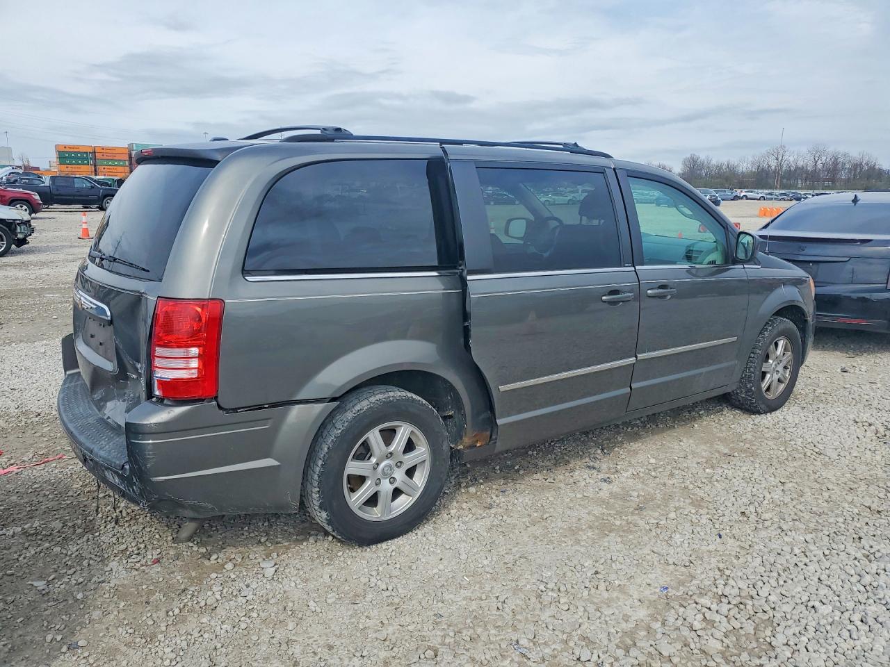 2010 CHRYSLER TOWN & COUNTRY TOURING photo 3