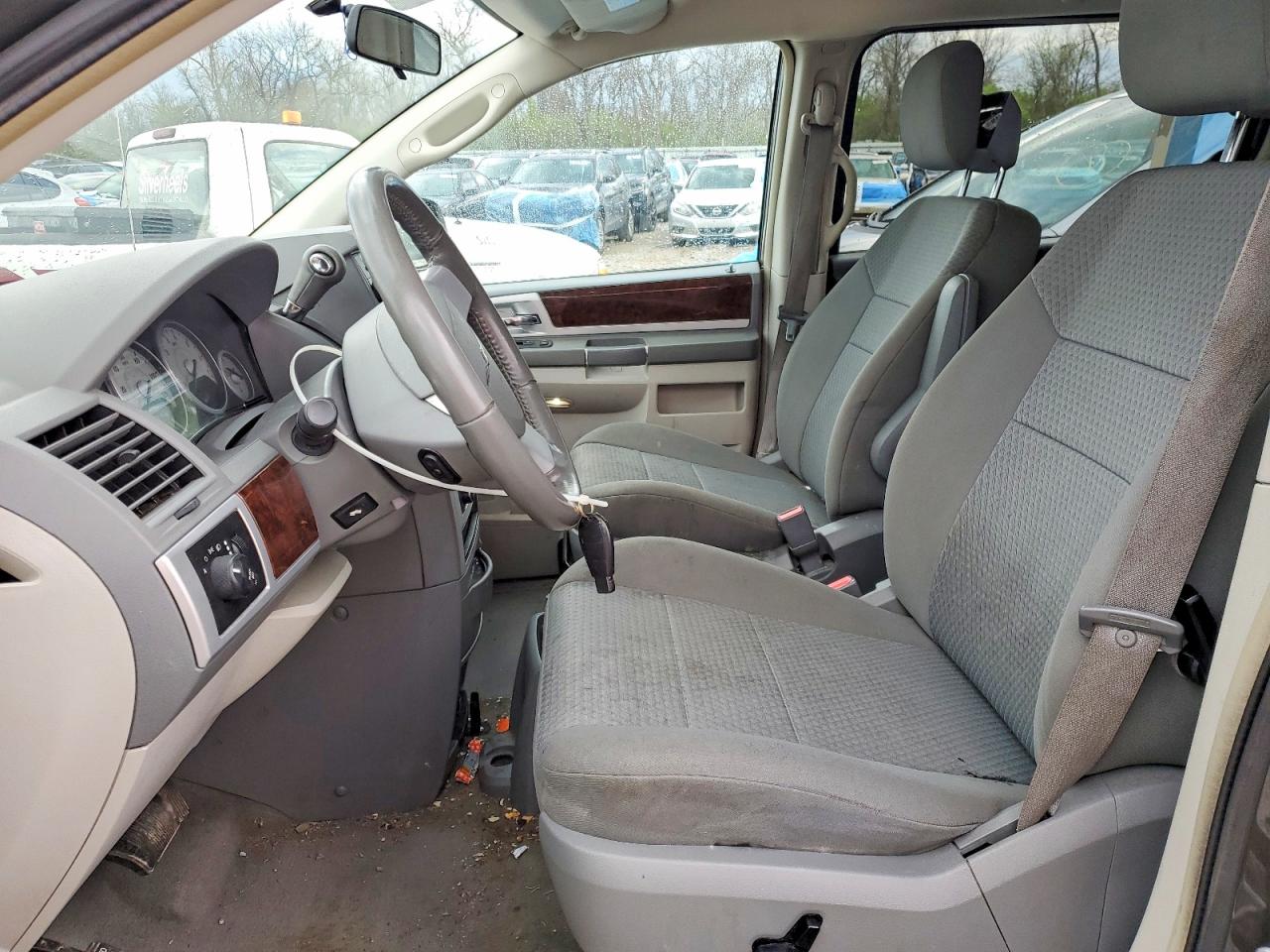 2010 CHRYSLER TOWN & COUNTRY TOURING photo 7