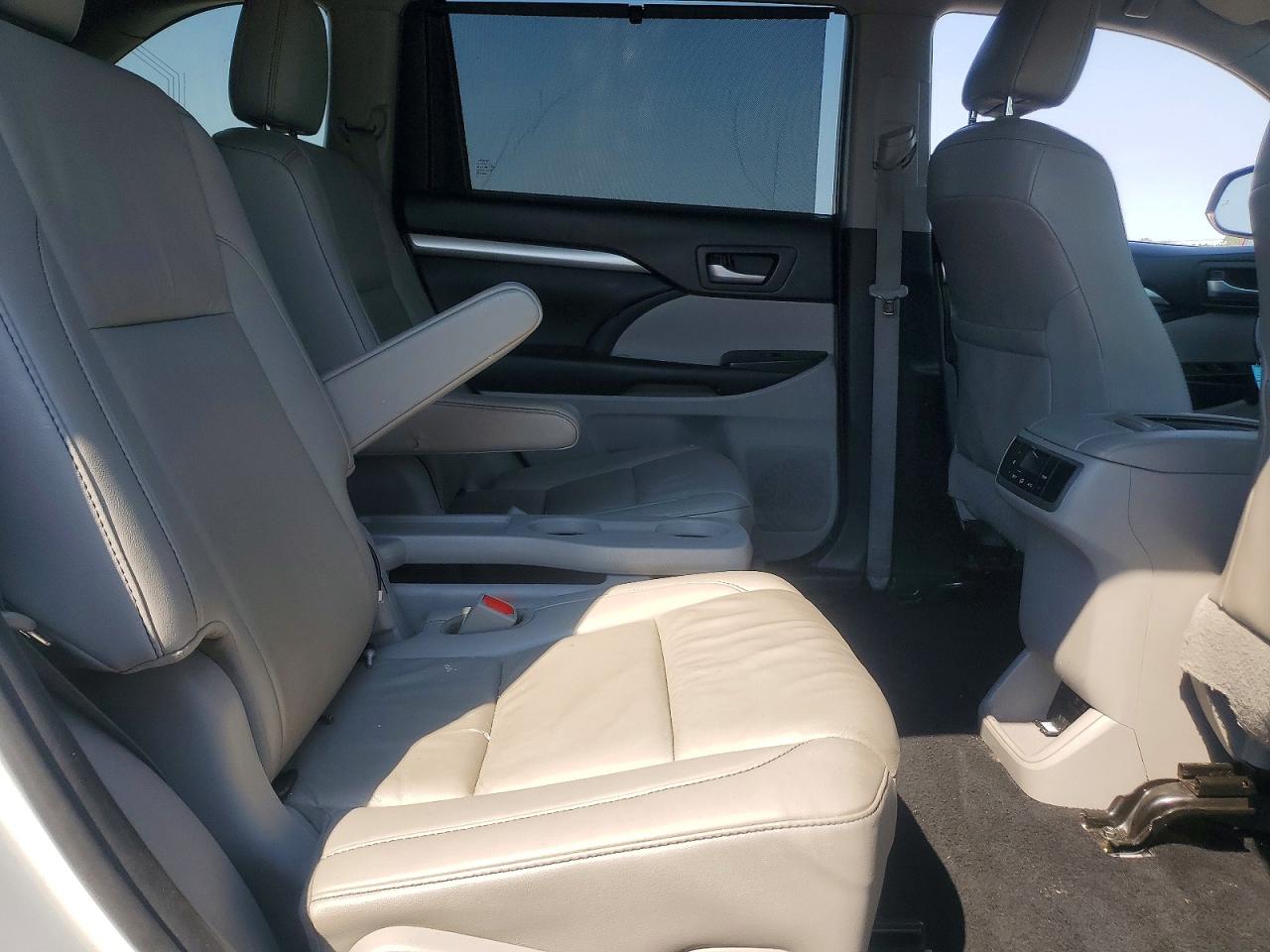 2019 TOYOTA HIGHLANDER photo 28
