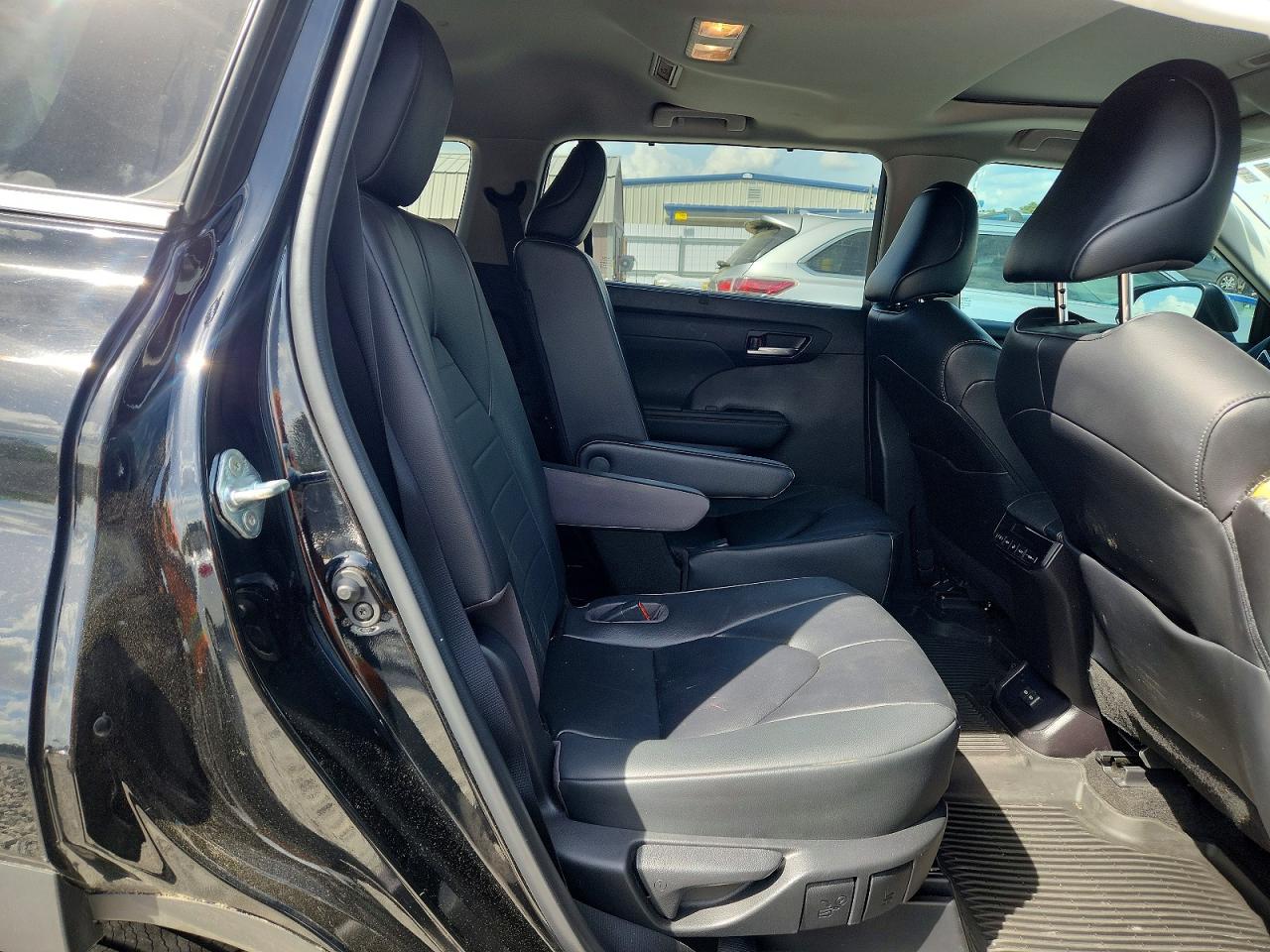 2023 TOYOTA HIGHLANDER XLE photo 19