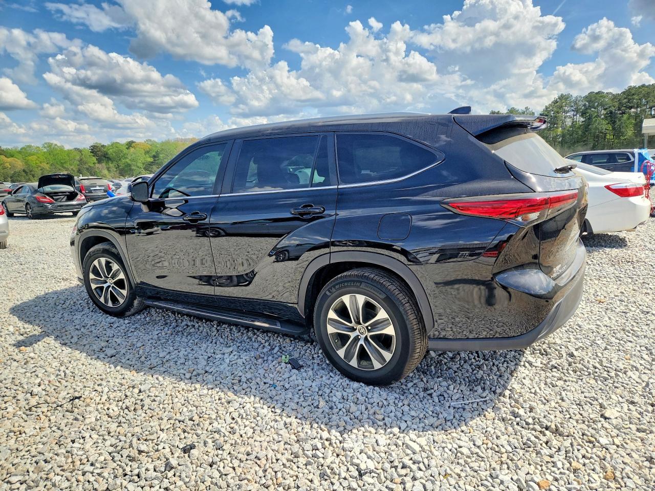 2023 TOYOTA HIGHLANDER XLE photo 3