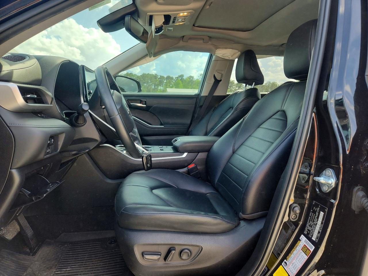 2023 TOYOTA HIGHLANDER XLE photo 13