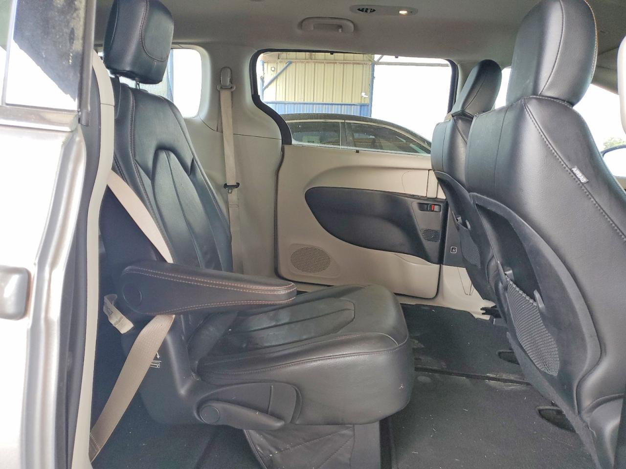2019 CHRYSLER PACIFICA TOURING L photo 10