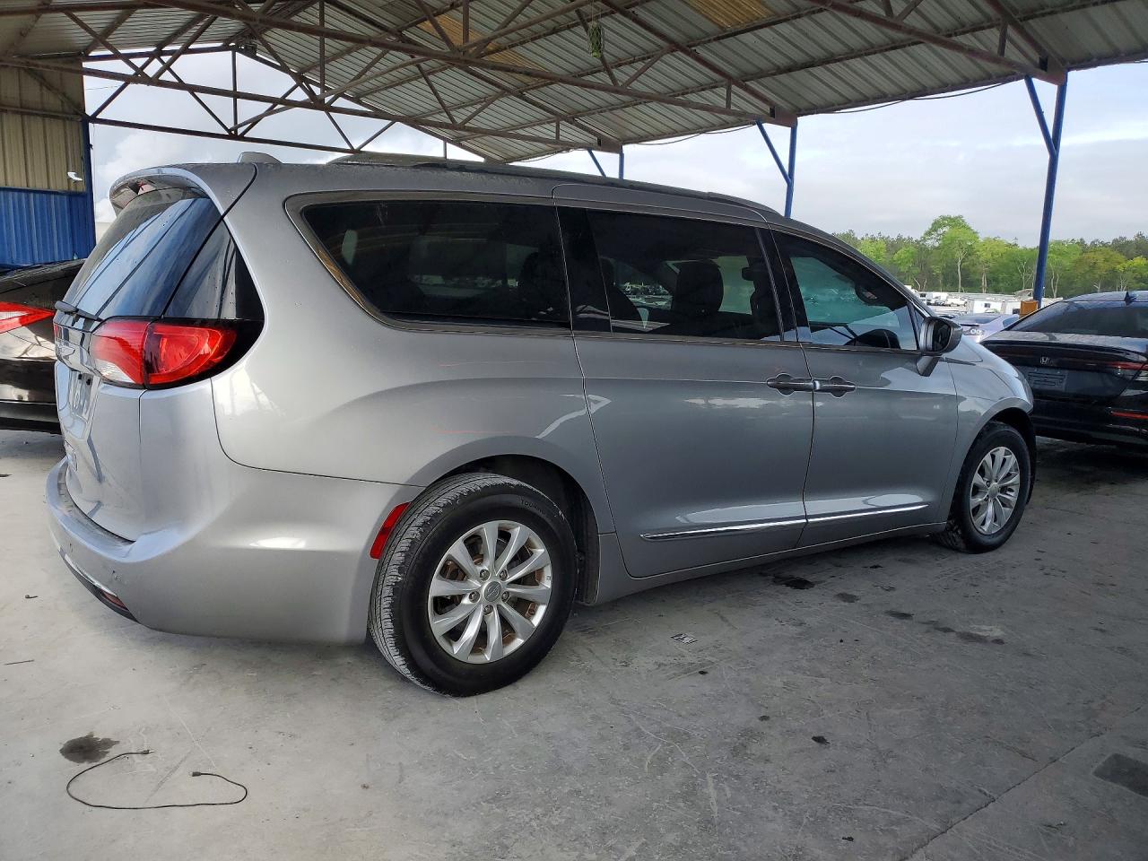 2019 CHRYSLER PACIFICA TOURING L photo 3